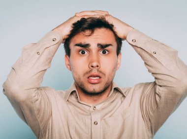 dehşete şok paniğe adam debriyaj baş duygu