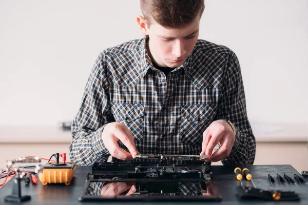 Microelectronics repair shop disassembled laptop — Stock Photo, Image