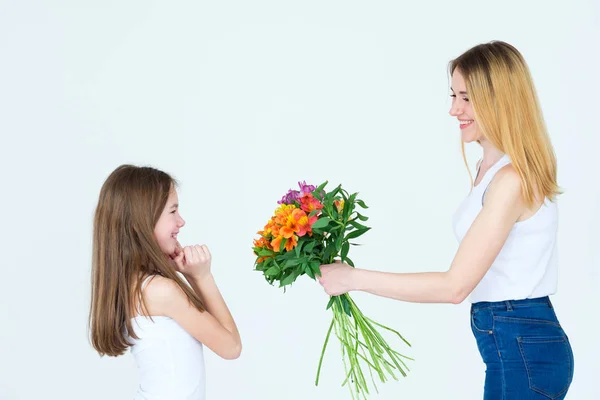 Virág ajándék születésnapi jelen csokor alstroemeria — Stock Fotó