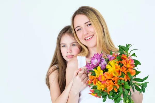 Blomma leverans mamma håll alstroemeria sammansättning — Stockfoto