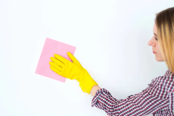 Huishoudelijke karweitjes opruimen vrouw schoonmaken handschoen — Stockfoto