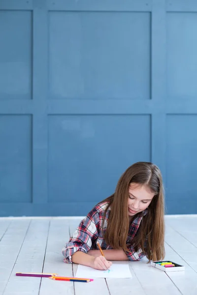 Child drawing leisure girl creating picture pencil — Stock Photo, Image