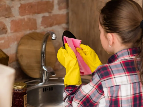 Mytí nádobí čištění nádobí večeře domácí práce dívka — Stock fotografie