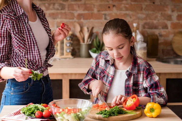 Flicka skär vegie kock middag ingrediens hälsosam mat — Stockfoto