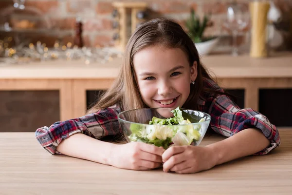 철저 한 채식 주의자 채식 아이 웃는 소녀 샐러드 그릇 — 스톡 사진