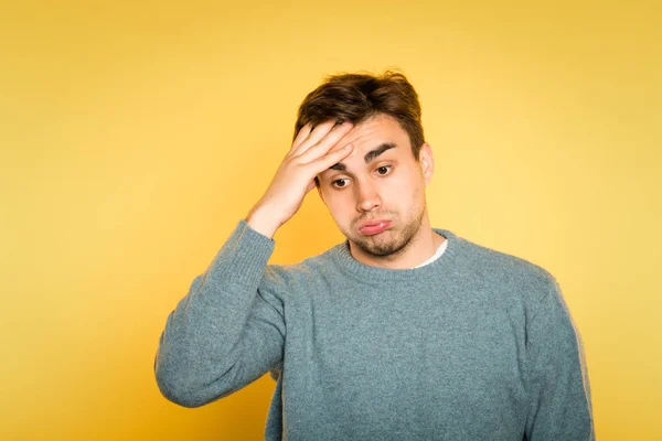 Abrumado mareado confundido hombre mantenga la cabeza emoción —  Fotos de Stock