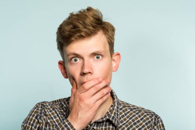 şaşkın şaşkın şok hayran adam kapak ağız