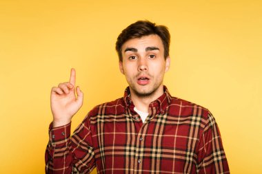 hayret adam açık ağız noktası yukarı doğru duygu bak