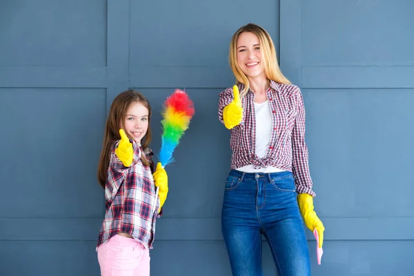 Moeder dochter duimschroef opwaarts schoon huis huishoudelijke taken — Stockfoto