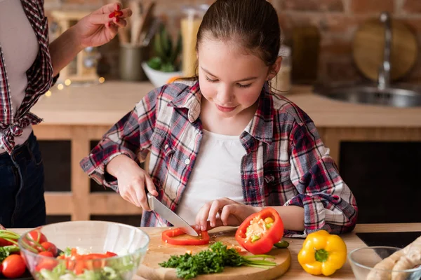 Helper flicka sallad middag familj matlagning fritid — Stockfoto