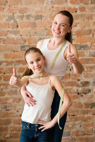 Tummen upp familj fitness wellness hälsosam livsstil — Stockfoto