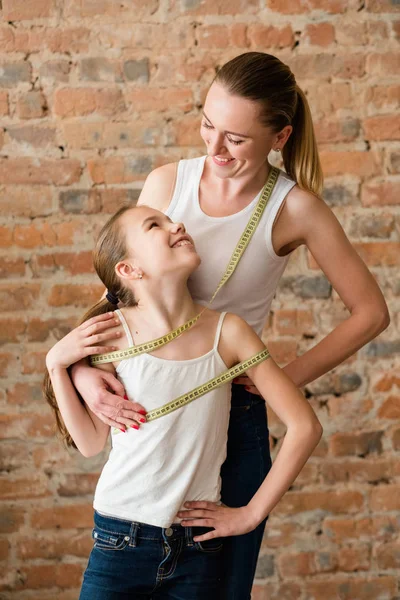 Saudável ajuste família magra mãe filha assistir peso — Fotografia de Stock