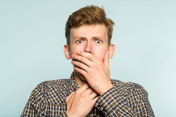 удивленный изумленный человек, задыхающийся от эмоций
