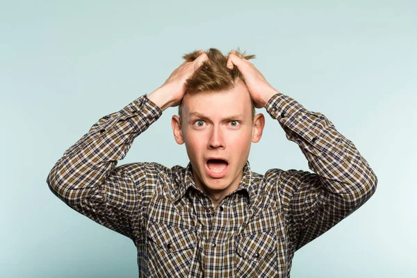Döbbenve aggódik zaklatott ember húzza haj érzelem — Stock Fotó