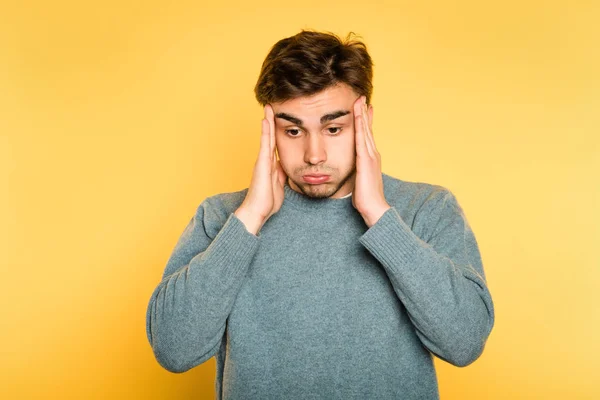 Moe uitgeput verwarde man wrijven tempels emotie — Stockfoto