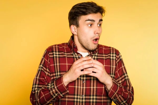 Sorprendido sorprendido asombrado hombre jadeando emoción —  Fotos de Stock