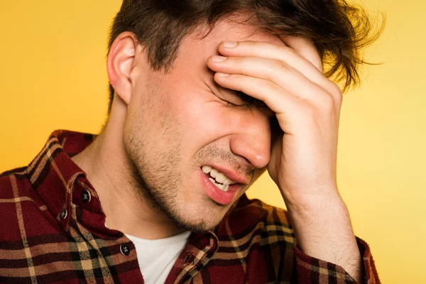 Sakit kepala migrain manusia sakit kopling kepala ketidaknyamanan — Stok Foto