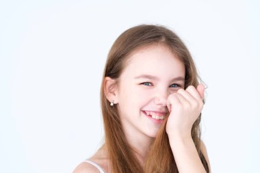 duygu oynak gülümseyen kız neşeli şirin çocuk