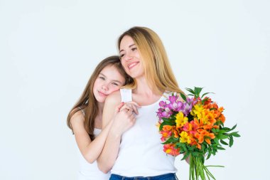 çiçek buketi hediye anne sevgi dolu aile