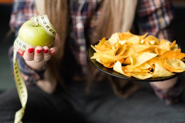 diyet beslenme fast food cips elma snack sağlıklı
