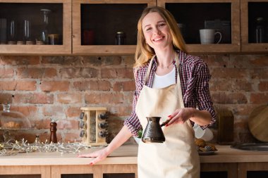 kahve sabah ev mutfak yapma kadın önlük