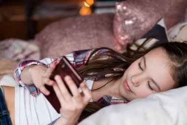 telefon kullanan çocuk teknoloji bağımlılığı kız