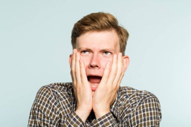 OMG inanılmaz çılgın şok adam duygu heyecan