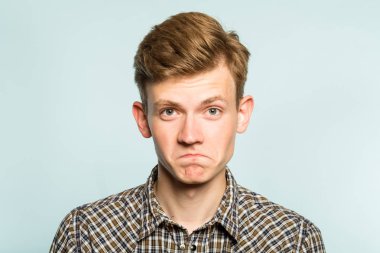 onay kararı kabul adam yüz ifadesi