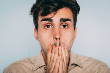 vicdan azabı üzgün perişan adam ağız duygu pişman