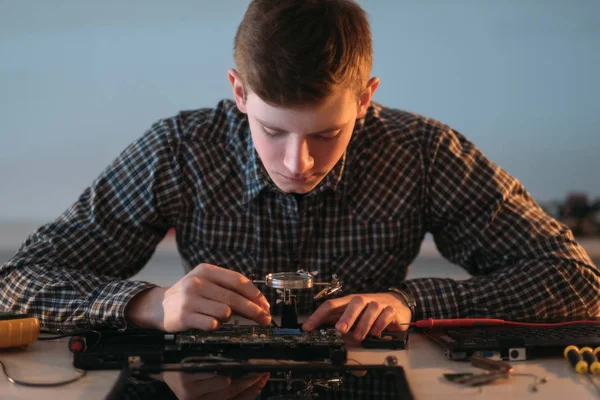 Ingeniero de reparación electrónica desmontar placa base — Foto de Stock