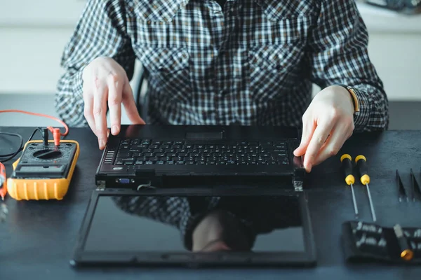 Electronic repair engineer disassemble laptop — Stock Photo, Image