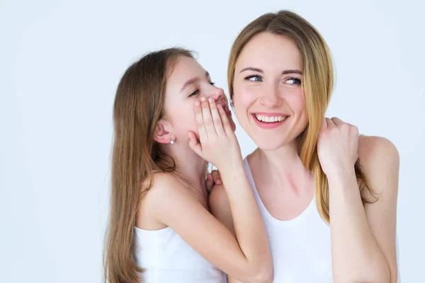 Föräldraskap kärleksfull familjebanden viskning — Stockfoto