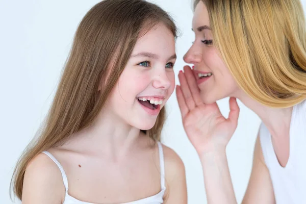 Mãe criança comunicação mãe partilha segredo — Fotografia de Stock