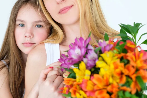 Bloem geschenk verjaardag aanwezig boeket alstroemeria — Stockfoto