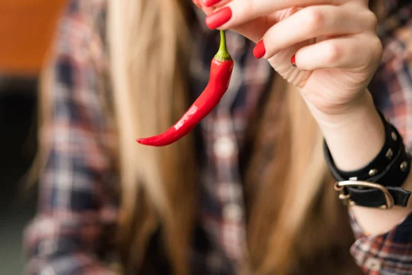 Red Hot Chili peppar Woman hand mat krydda matlagning — Stockfoto