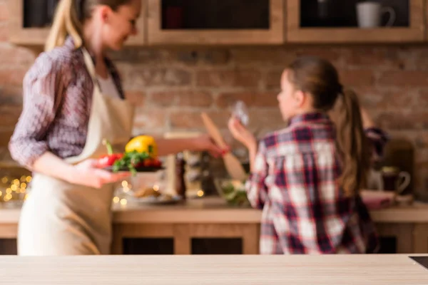 Estilo de vida familiar jantar preparação casa cozinha — Fotografia de Stock