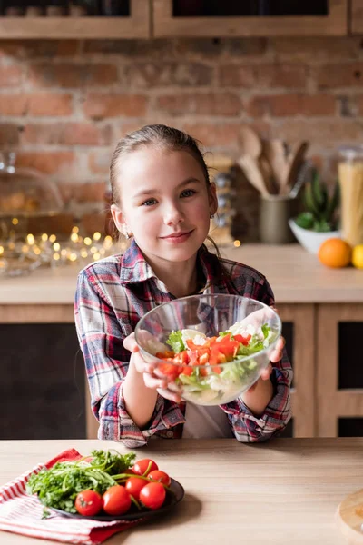 Vegan Vejetaryen diyet gülümseyen kız salata kasesi çocuklar