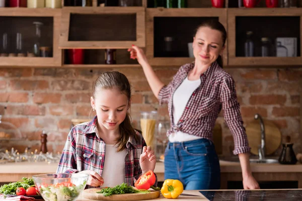 Familj Matlagning kärleksfull relation mat hälsa — Stockfoto