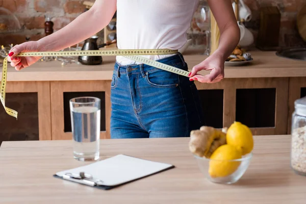 Limão gengibre desintoxicação dieta perda de peso cintura fina — Fotografia de Stock