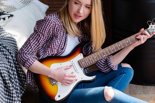 Μουσικό ταλέντο χόμπι γυναίκα παίζει κιθάρα τραγούδι — Φωτογραφία Αρχείου