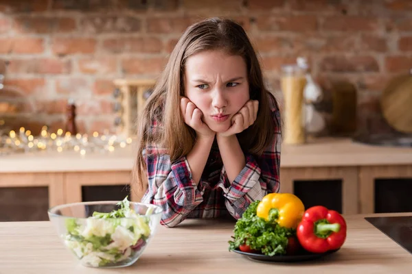 Äta grönsaker flicka missnöjd måltid hälsa nutrition — Stockfoto