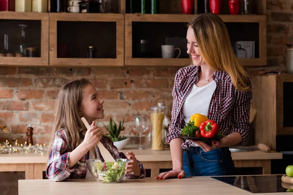 Hälsosam familj äta livsstil förbereda sallad — Stockfoto