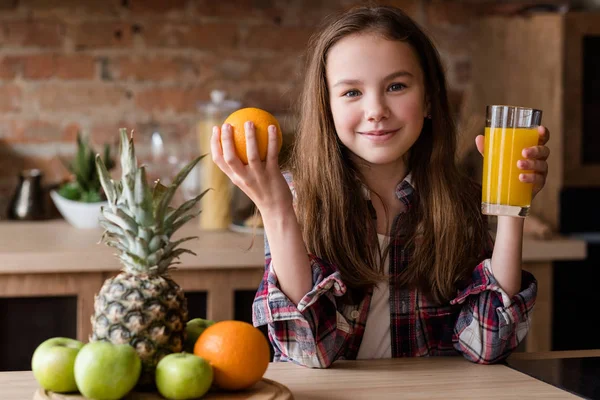 Kind gesunde Ernährung Frühstück Saft Obst — Stockfoto