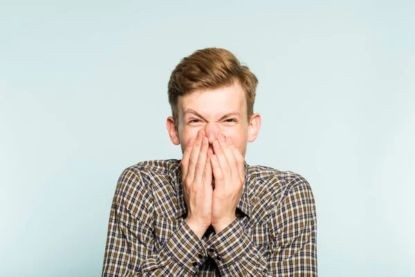 Freudig aufgeregt glücklich Mann deckt Mund Emotion — Stockfoto