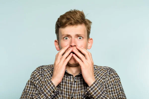 Asustado asustado aterrorizado hombre asustado mano emoción —  Fotos de Stock