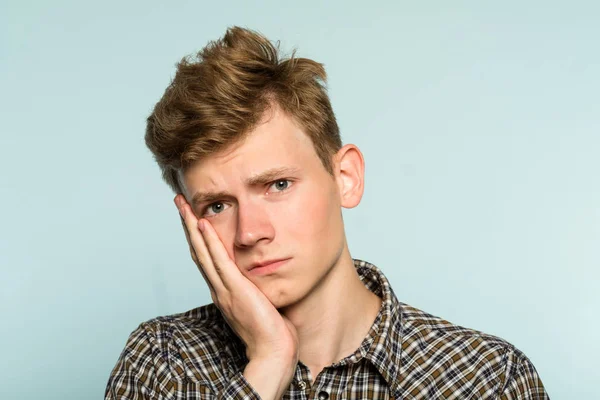 Mal de dents triste déprimé homme douleur tenant la joue — Photo