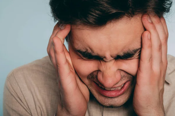 Mal di testa stress rabbia furia uomo crollo emotivo — Foto Stock
