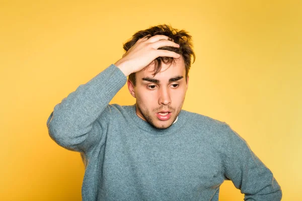 Triste preoccupato spaventato paura uomo tirare i capelli fuori emozione — Foto Stock