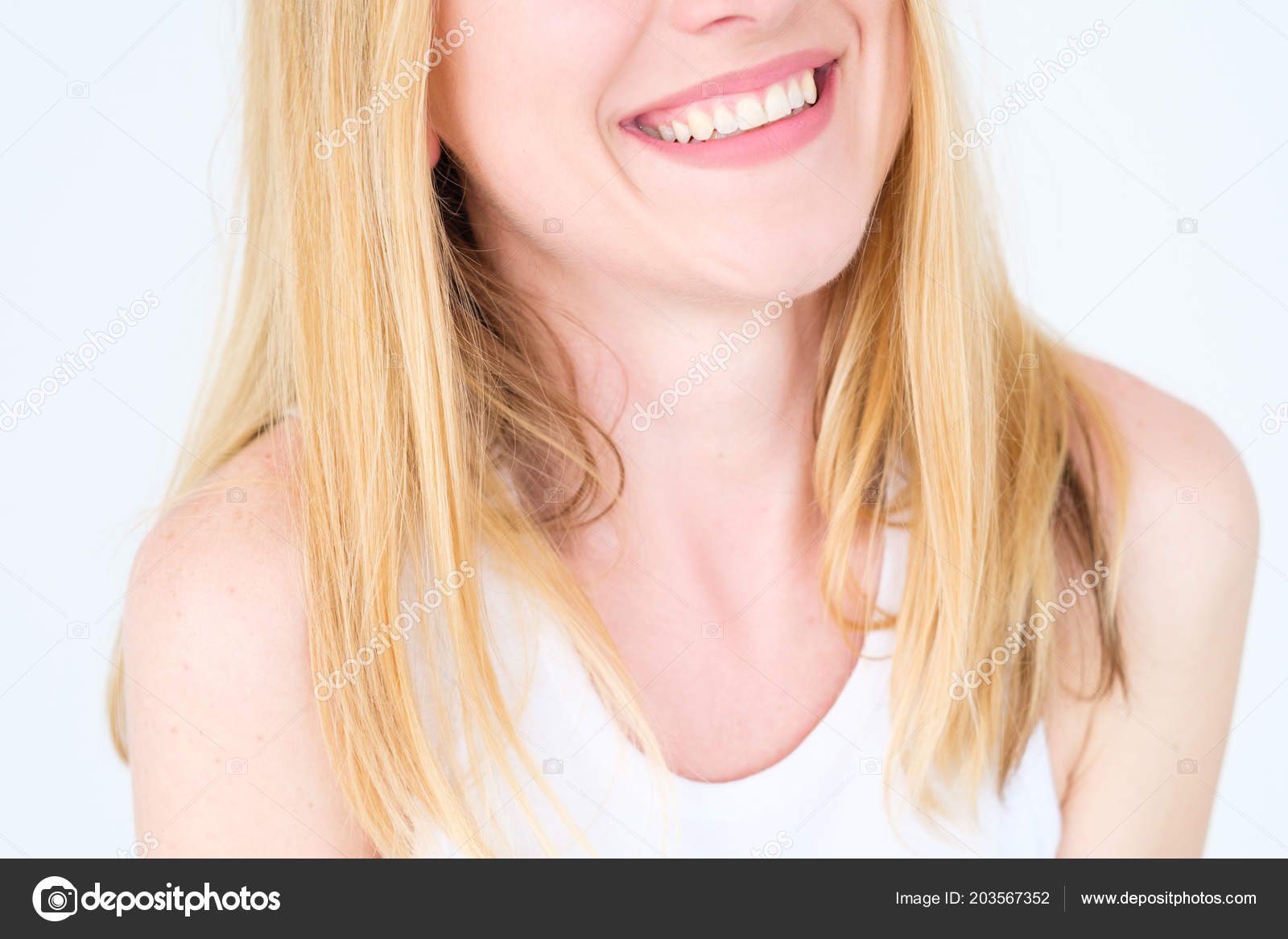 Menina Com Cabelos Loiros Olhos Grandes E Sorriso Largo E Feliz