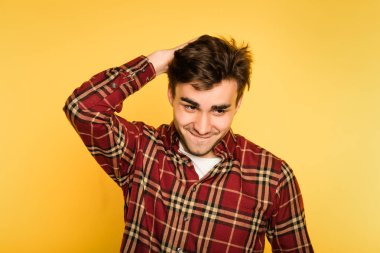 baş belası yaramaz gülümseme mutlu adam eşek şakası